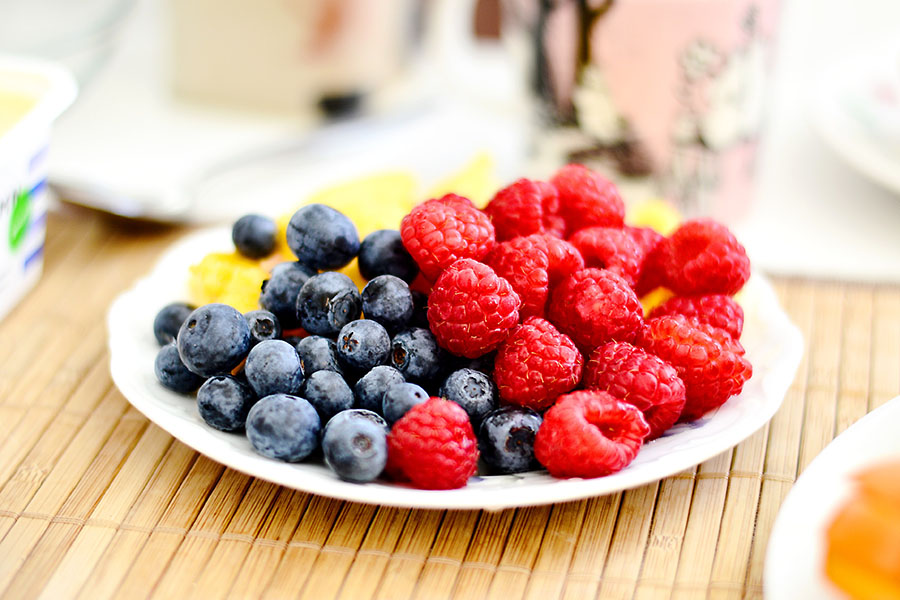 Easy Healthy Snacks Blueberries and Raspberries